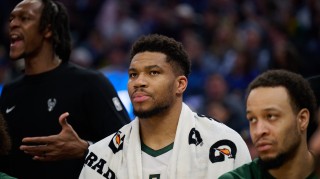 投注平台-双拳难敌四手！字母哥17中10砍31分8板11助 正负值+16难逃失利