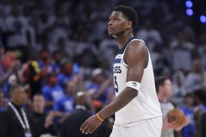 英超直播-爱德华兹助力休斯敦教育，捐赠150双AE1签名球鞋激励学子追梦