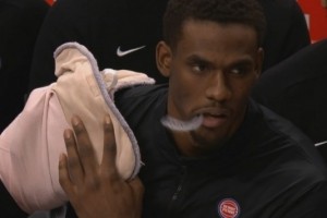 EPL积分榜-望无大碍！杜伦肩膀疑似出现不适  坐在板凳席上裹着厚厚的绷带