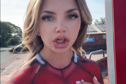 英超直播-人体艺术？太阳报：穿着暴露的女球迷遭老特拉福德拒绝入内