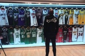 足球赛程-满满的回忆！50岁神射阿伦长文回顾生涯：每件球衣都承载一段故事